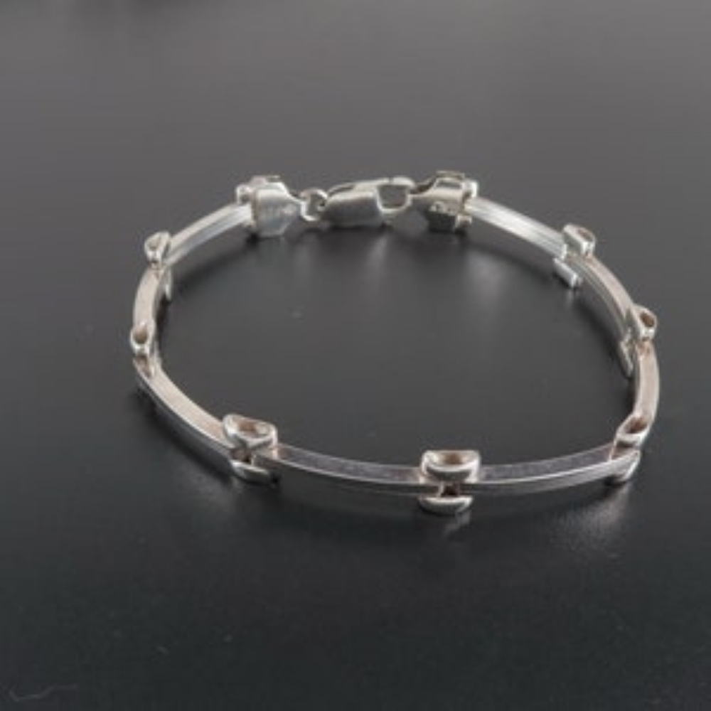 Elegant Sterling Silver Bracelet. Stamped 925 & Made In Italy. 7" Long